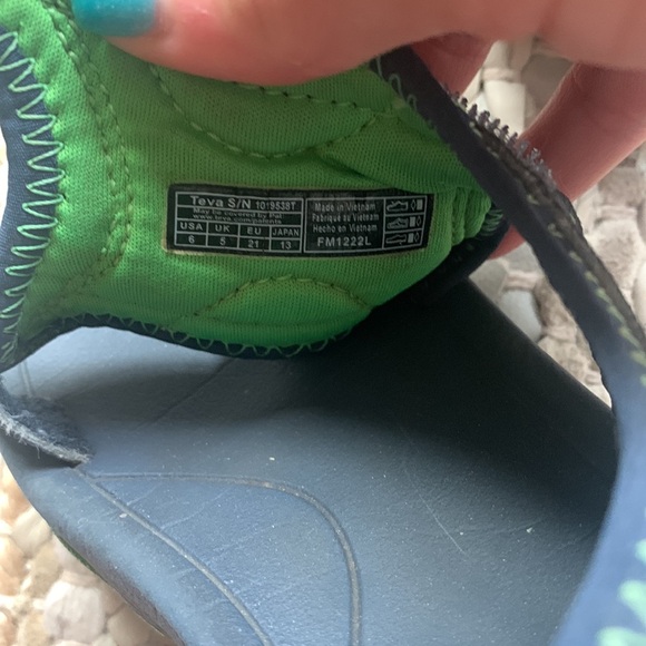Teva-navy and green Velcro mesh sandals! - Picture 4 of 4